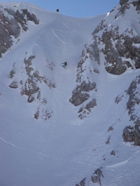 Mitch Tölderer fährt auf dem Snowboard in einer extrem steilen und engen Rinne.